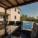 Oleandar Mit Schwimmbad Und Meerblick By Interhome Casa vacanze *