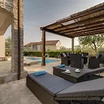 Casa vacanze Oleandar Mit Schwimmbad Und Meerblick By Interhome