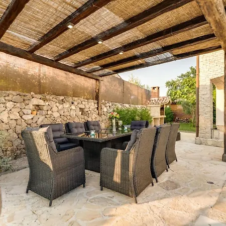 Oleandar Mit Schwimmbad Und Meerblick By Interhome بيت للعطل *