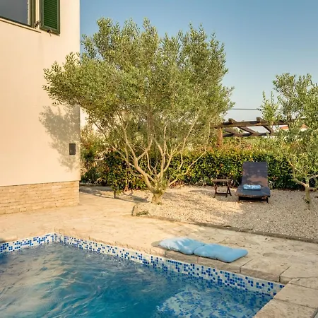 بيت للعطل Oleandar Mit Schwimmbad Und Meerblick By Interhome