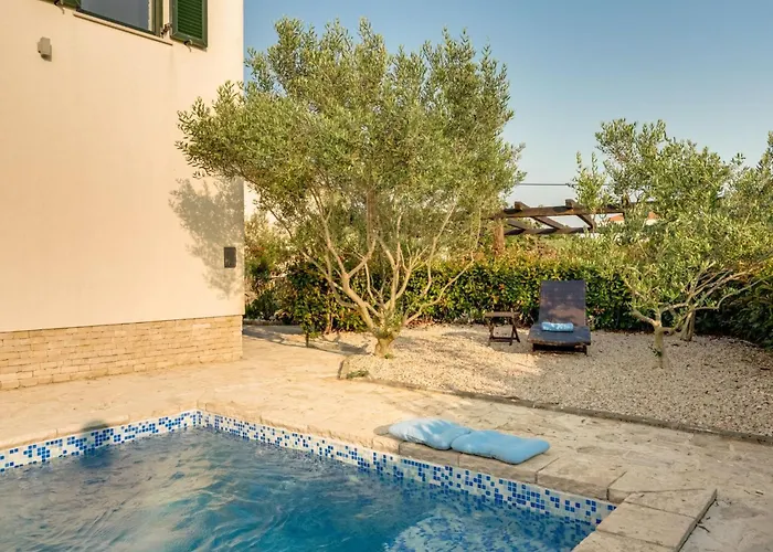 بيت للعطل Oleandar Mit Schwimmbad Und Meerblick By Interhome