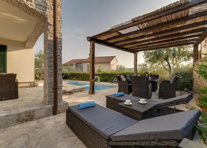 بيت للعطل Oleandar Mit Schwimmbad Und Meerblick By Interhome