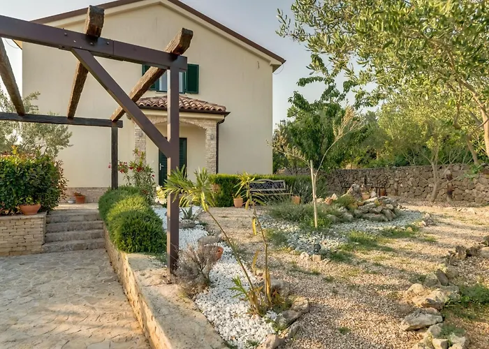 بيت للعطل Oleandar Mit Schwimmbad Und Meerblick By Interhome *