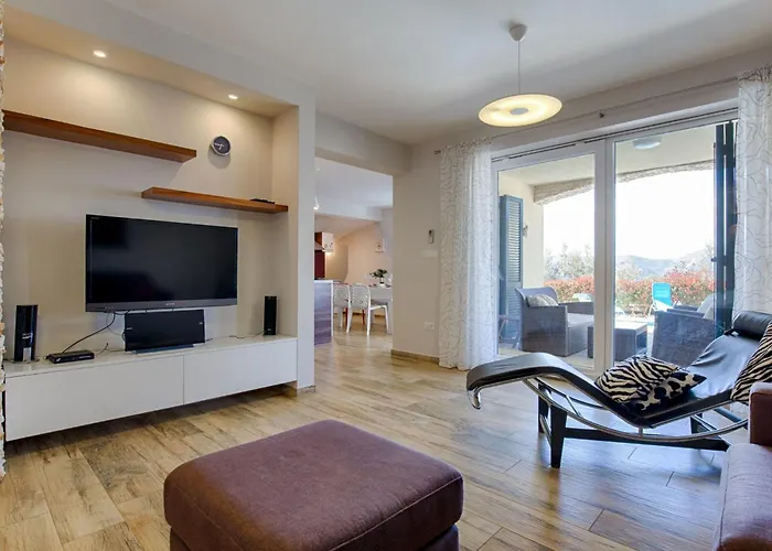 Oleandar Mit Schwimmbad Und Meerblick By Interhome بيت للعطل